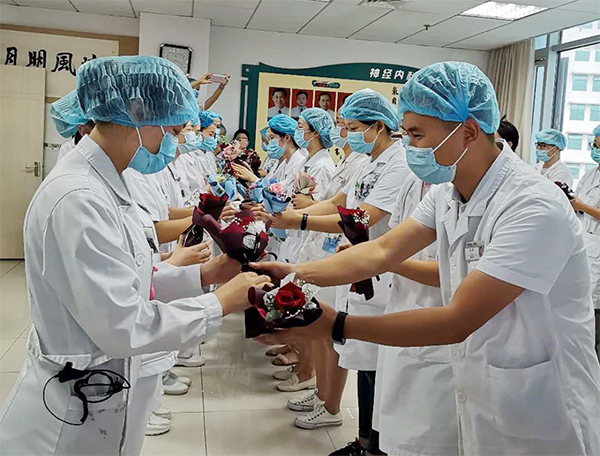神经内科举办“8.19”医师节庆祝活动暨优秀员工表彰大会