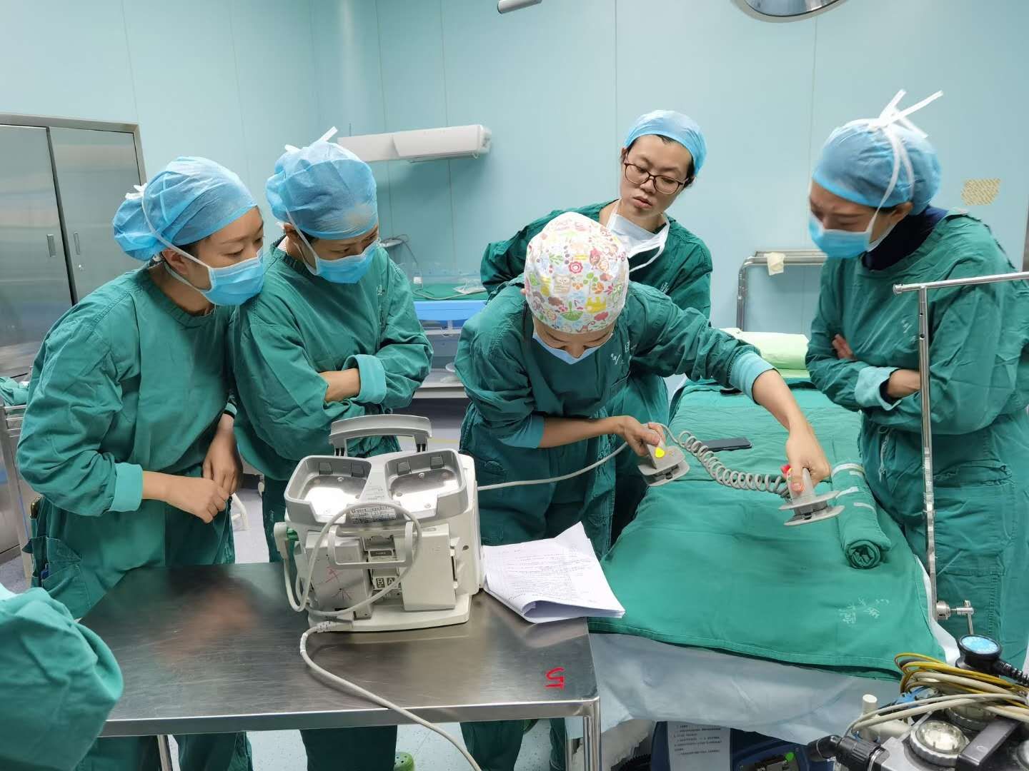 完善自我、严格执教 手术室带教老师利用休息时间联系操作技能