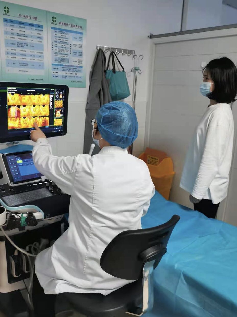 超声医师为患者行盆底超声检查.jpg 超声医师为患者行盆底超声检查.jpg
