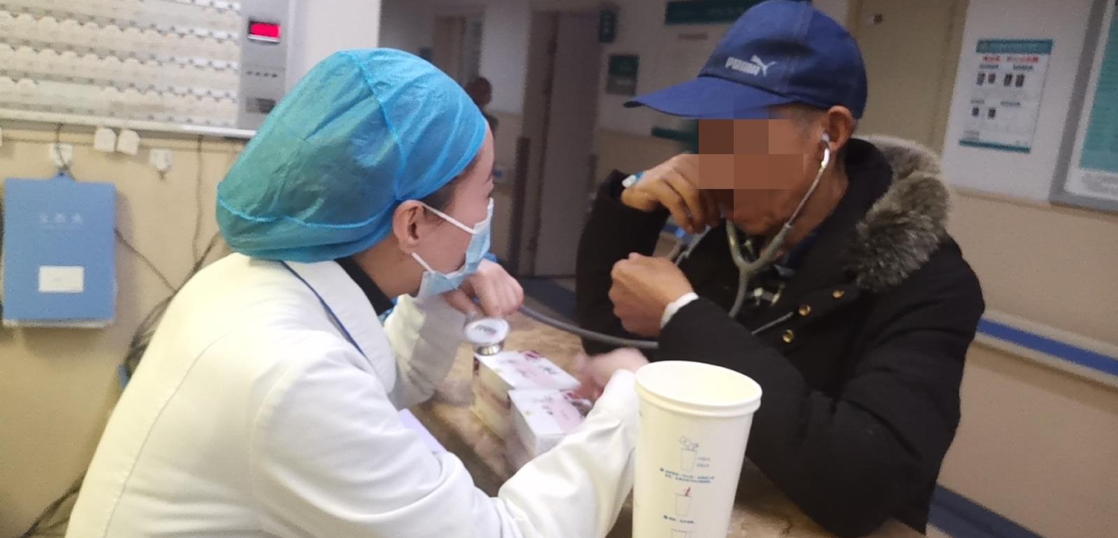 张玲玲发药图片.jpg 张玲玲发药图片.jpg