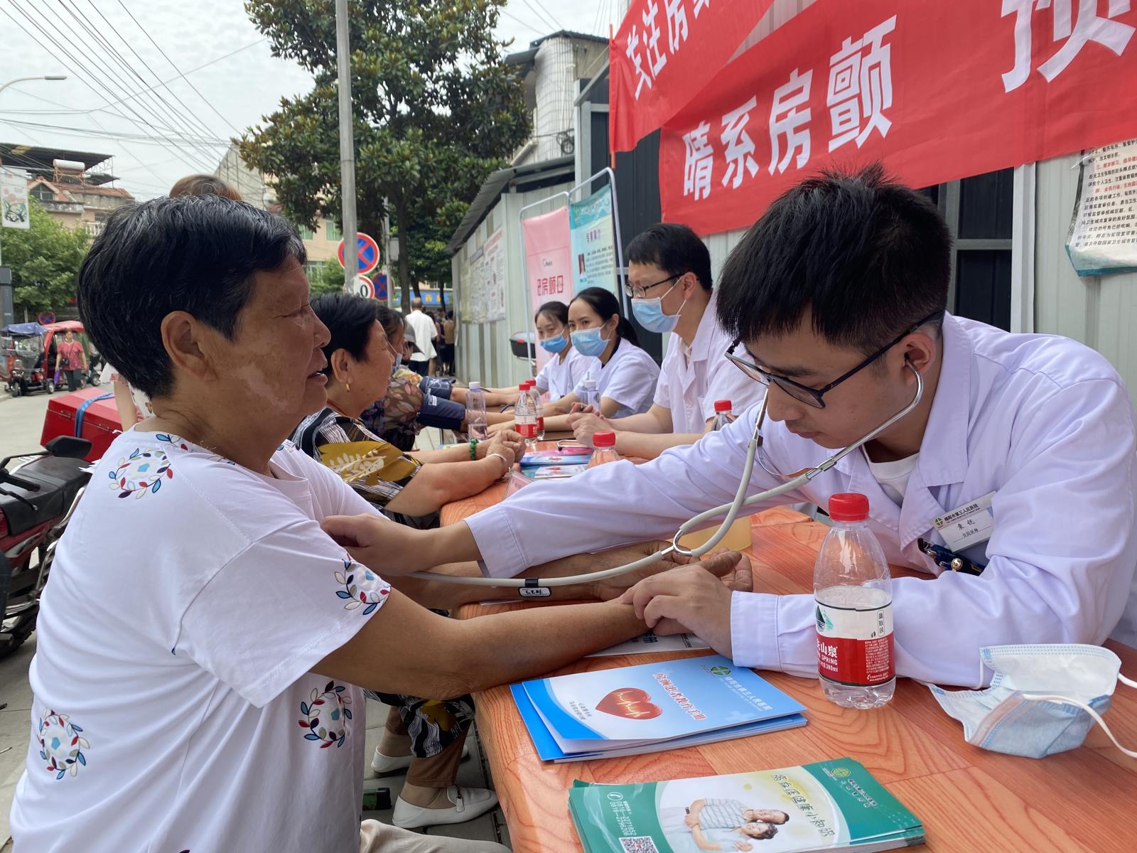 义诊.jpg 义诊.jpg