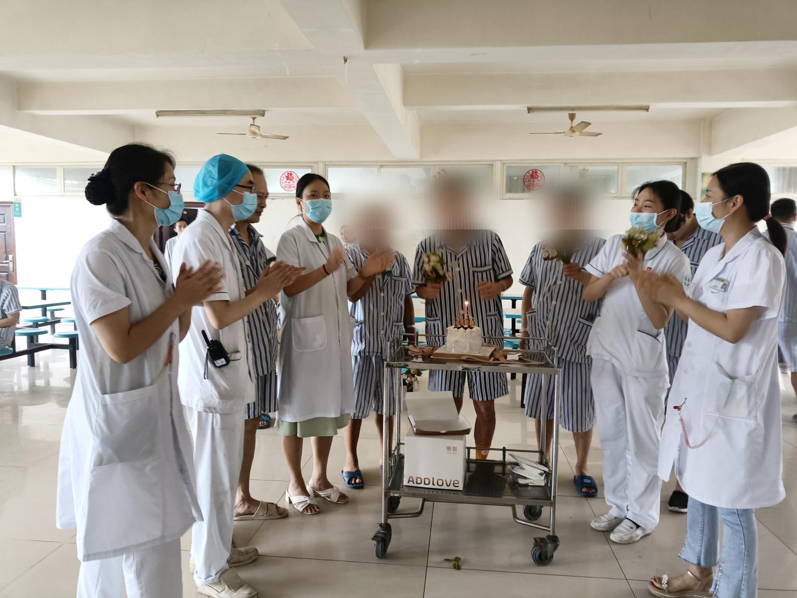 情暖病房——重症精神一科医护人员为患者过生日