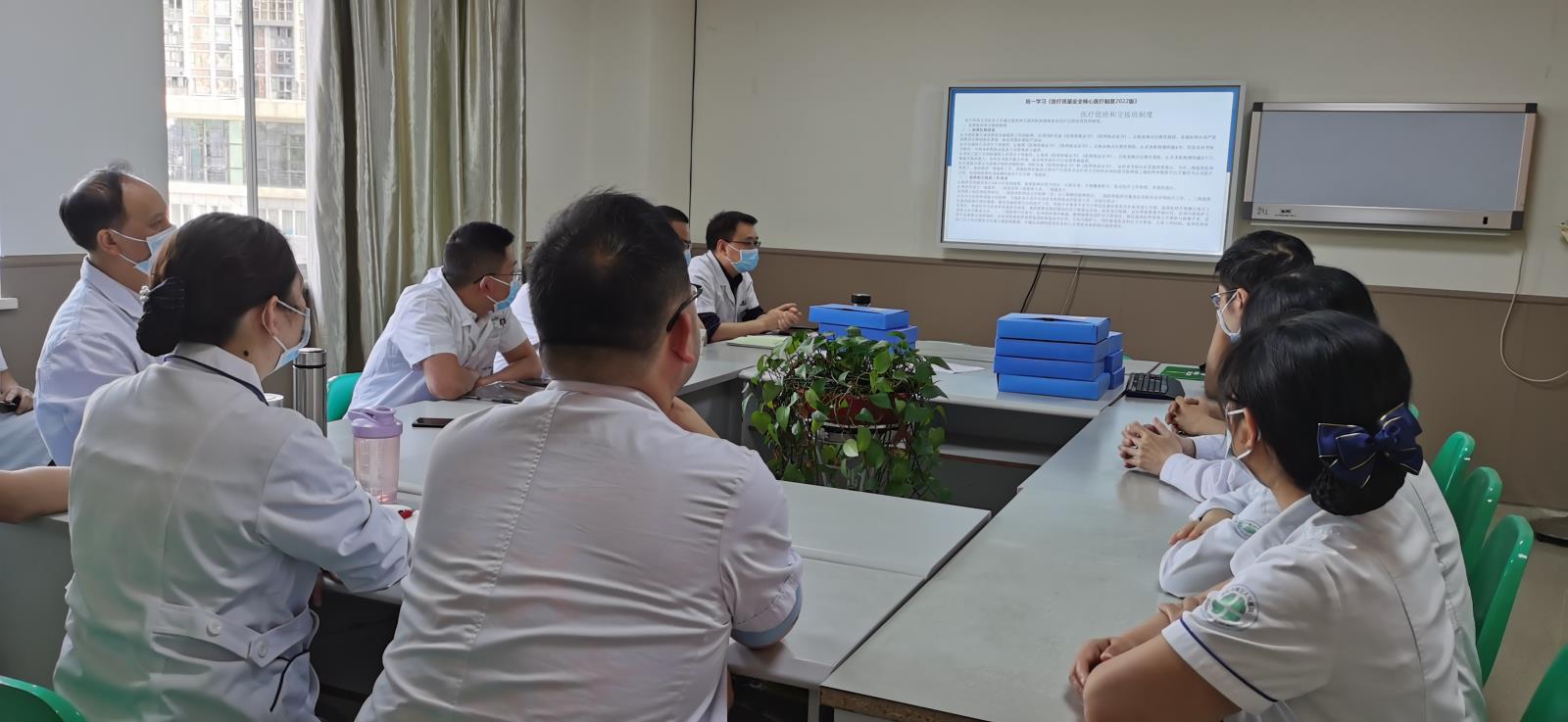 大外科第十三党支部开展人才建设月“稳基础，重质量，壮队伍，促提升”主题党日活动