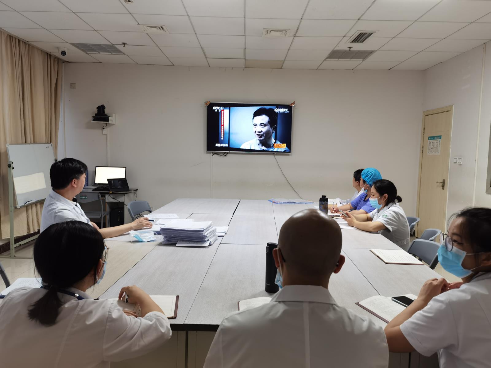 大内科第三党支部组织观看警示教育片《零容忍》