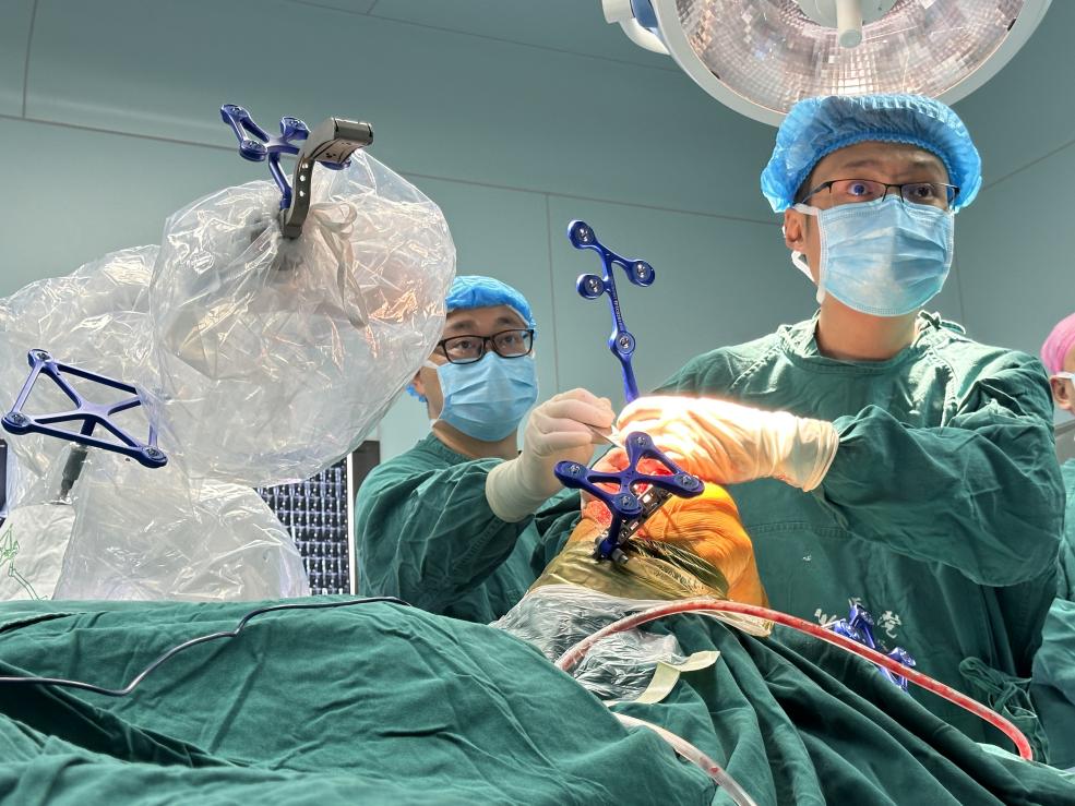 首例机器人辅助下全膝关节置换手术成功开展！三医院骨科手术迈入“人工智能”新时代