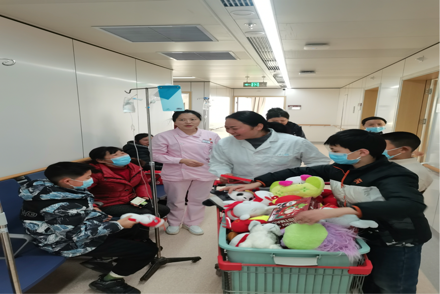 大内科党委联合大内科第九党支部对高新儿科病区患者的“新年慰问活动”