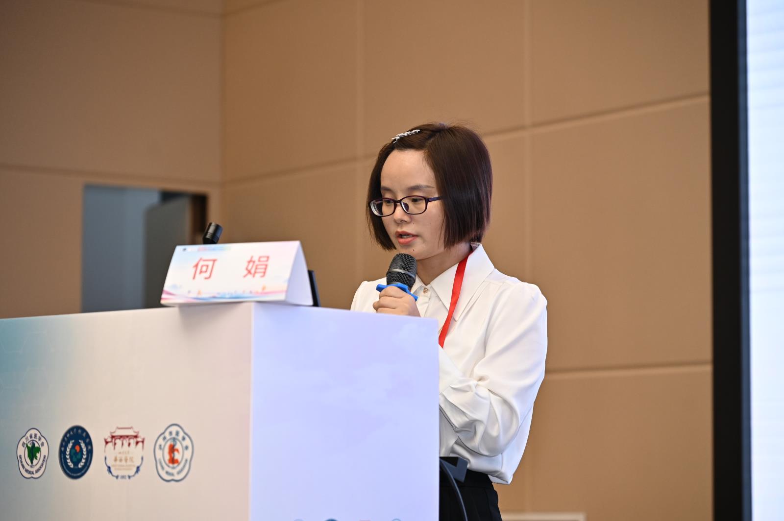 何娟发言.jpg 何娟发言.jpg