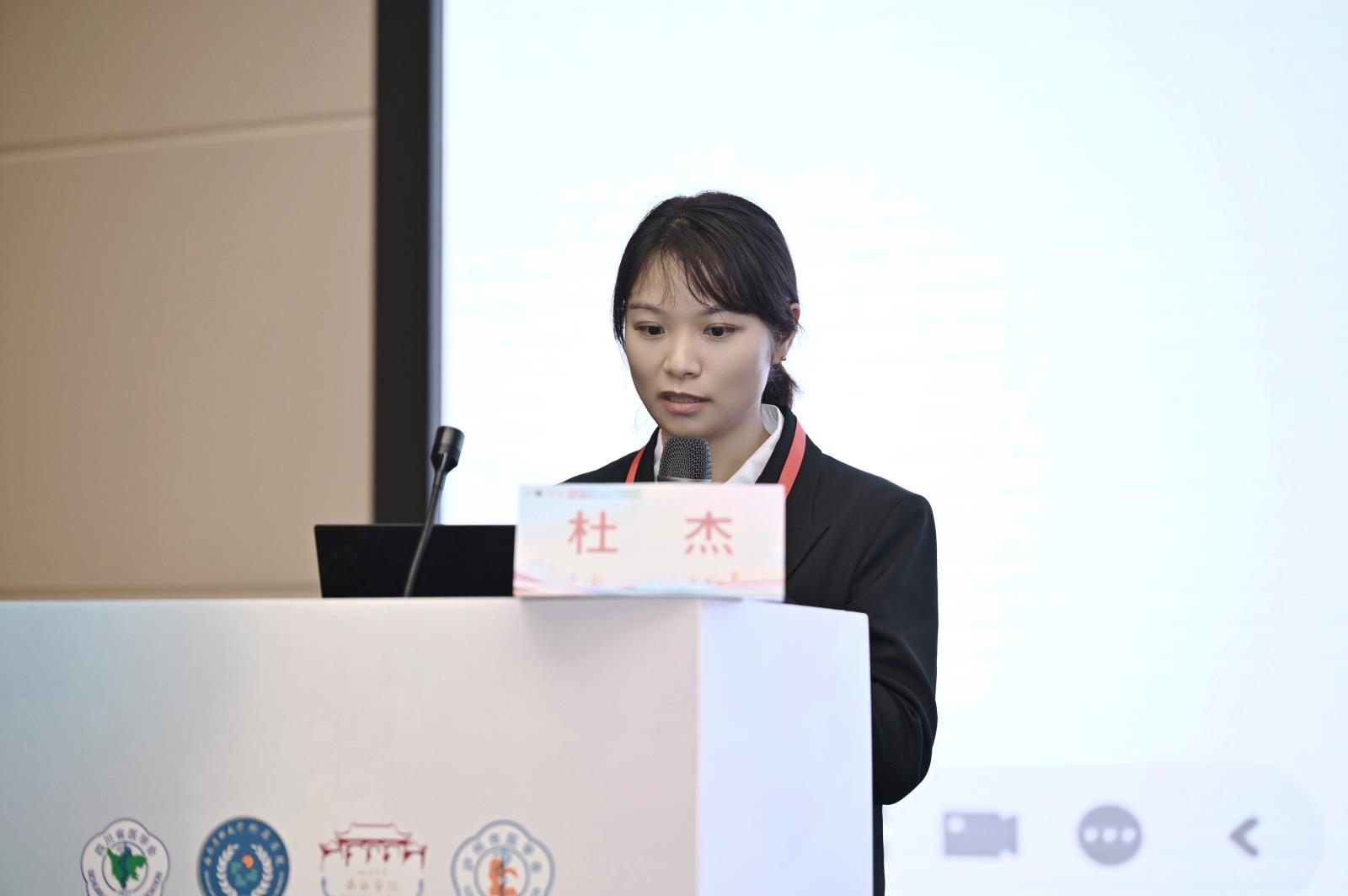 杜杰发言.jpg 杜杰发言.jpg