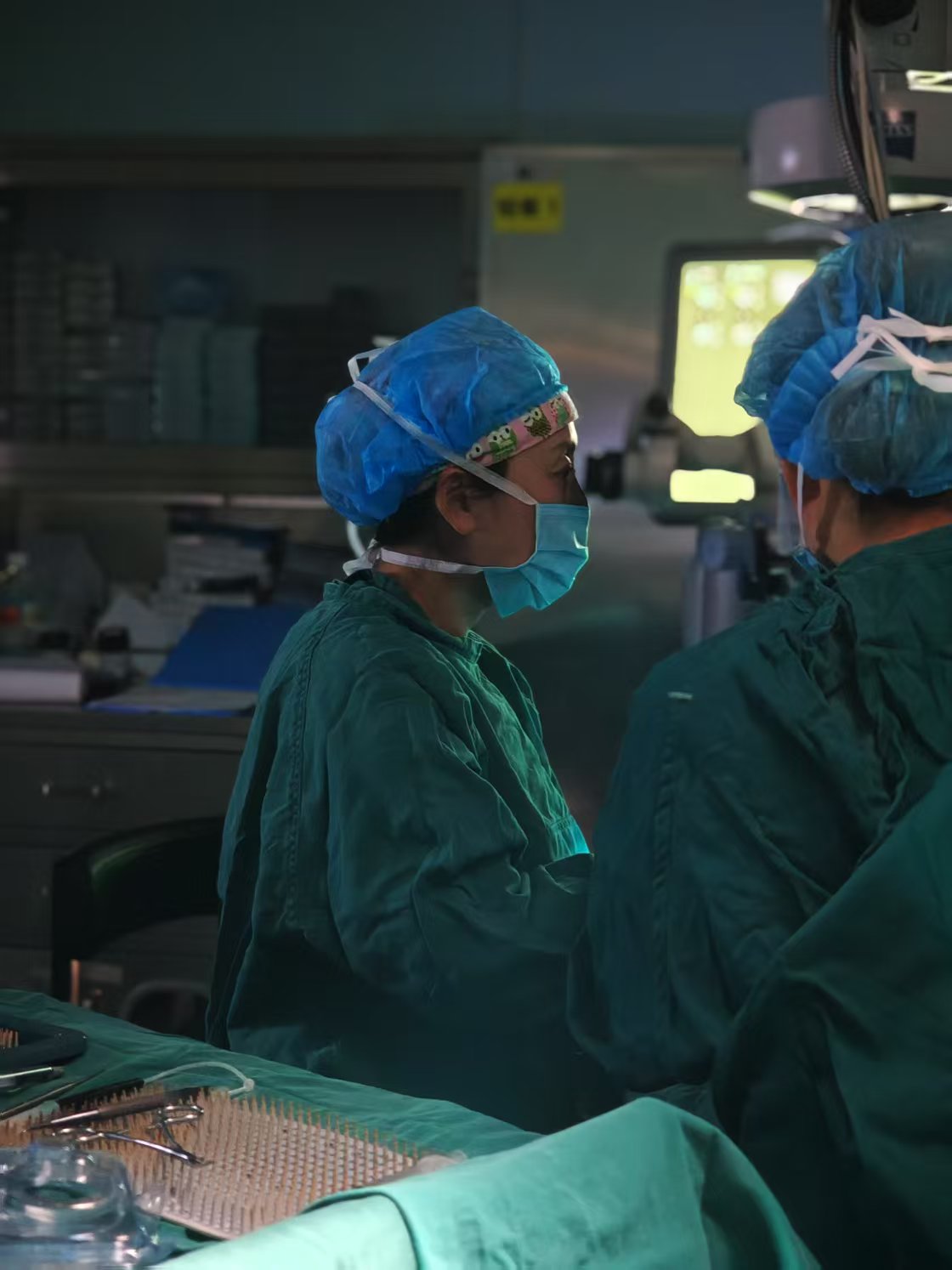 71岁大爷用筋膜枪差点毁了一只眼，这些地方不能按！